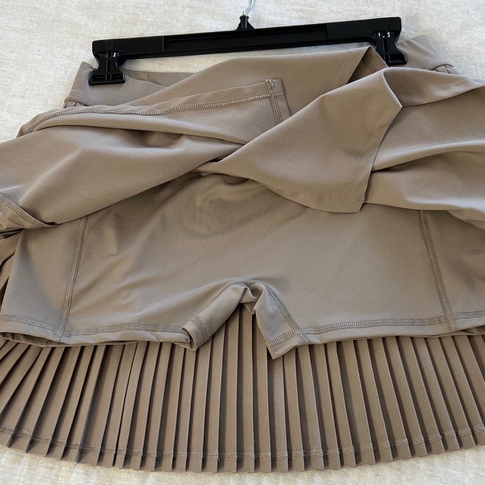 Anna & Ava Beige Pleated Tennis/pickleball Skort with shorts! Cell phone Pkt NWT